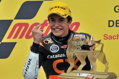 Marc Márquez celebra en el podio tras ganar el Gran Premio de Alemania.