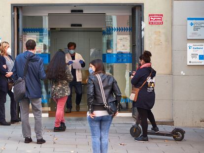Colas para entrar en el Centro de Atención Primaria (CAP) de Sants, en Barcelona, en el mes de octubre de 2020.