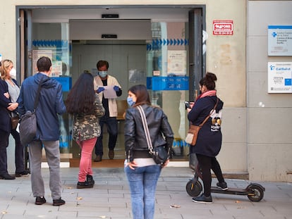 Colas para entrar en el Centro de Atención Primaria (CAP) de Sants, en Barcelona, en el mes de octubre de 2020.