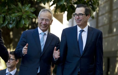 El viceprimer ministro chino Liu He, junto al secretario de Estado de EEUU, Steven Mnuchin, este viernes en Washington.