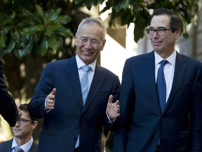 El viceprimer ministro chino Liu He, junto al secretario de Estado de EEUU, Steven Mnuchin, este viernes en Washington.