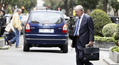 Rodrigo Rato regresa a su domicilio madrile&ntilde;o en el barrio de Salamanca.(DVD 721)