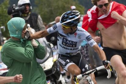 El ciclista español Alberto Contador golpea a un aficionado que le molestaba cuando subía el Alpe d' Huez
