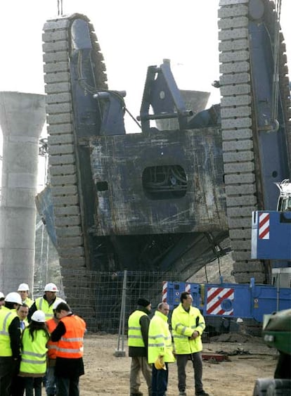 La enorme grúa de la constructora Corsan-Corviam se precipitó sobre la vía por causas que se desconocen. Los técnicos de la empresa preparan un informe. La ministra de Fomeno, Magadalena Álvarez, ha pedido explicaciones al Gobierno de la Comunidad, que preside Esperanza Aguirre. En la imagen, la base de la grúa.