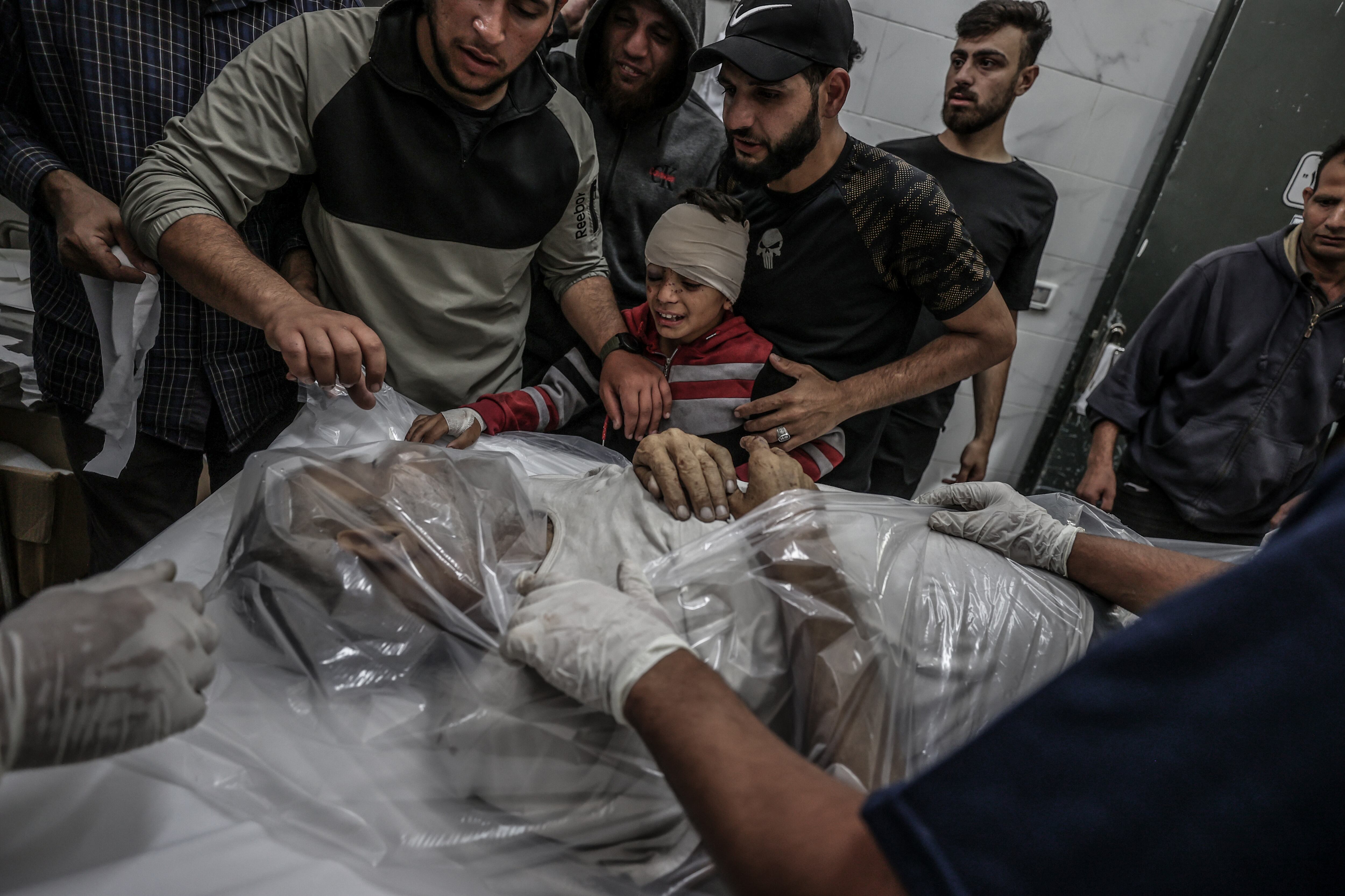 Más de 30 muertos, la mitad de ellos niños, al bombardear Israel un colegio que servía de refugio en Gaza