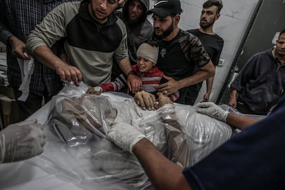 Varias personas reciben los cadáveres de las víctimas de ataques israelíes contra varias zonas del norte de la Franja, este lunes en el hospital Al Shifa de Ciudad de Gaza.