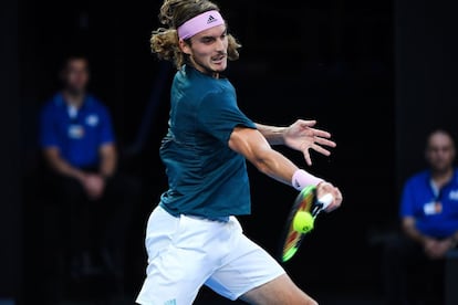 El griego Tsitsipas golpea la pelota durante el partido de semifinales del Open de Australia.