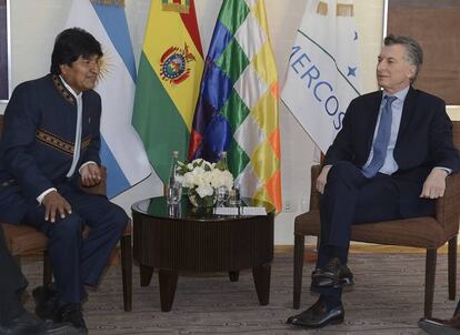 Los presidentes Evo Morales y Mauricio Macri durante una reunión mantenida en julio pasado en Mendoza, en el marco de la Cumbre de jefes de Estado del Mercosur.