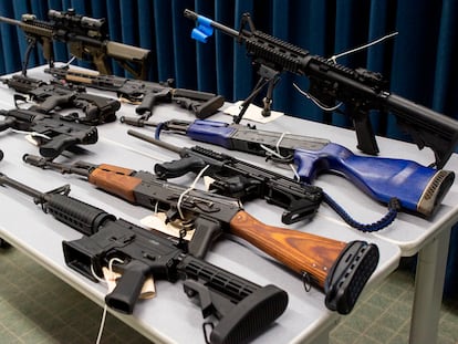 Armas ilegales incautadas en varios registros policiales en Los Ángeles, en febrero de 2022.