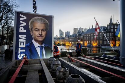 Un cartel electoral del líder del PVV, Geert Wilders, es retirado cerca del Binnenhof, un día después de las elecciones a la Cámara Baja, en La Haya, Países Bajos, este jueves.