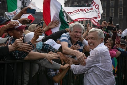 Andrés Manuel López Obrador abraza a sus simpatizantes en una concentración en el Zócalo capitalino, el 27 de noviembre de 2022.