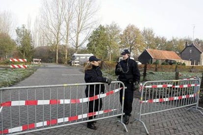 Dos policías vigilan la entrada del supuesto campo de entrenamiento del PKK, ayer en Liempde.