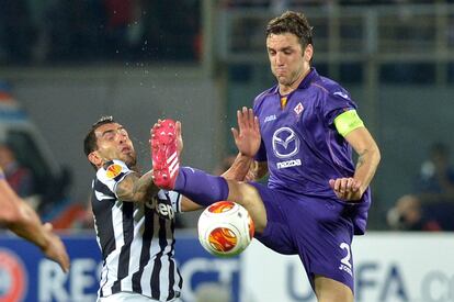 Carlos Tevez y Gonzalo Rodriguez durante el partido. 