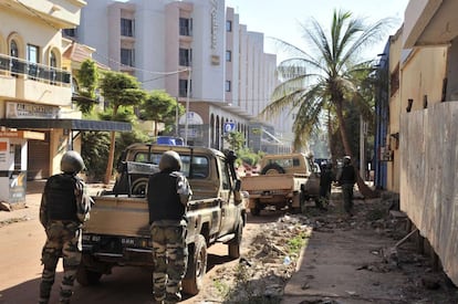 Les tropes de Mali prenen posició a prop de l'hotel Radisson a Bamako.
