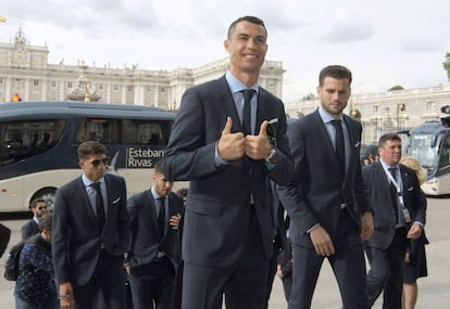 Los jugadores del Real Madrid llegan a la Catedral de La Almudena para ofrecer la Copa de Europa.