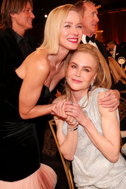 a mejor amiga de Nicole Kidman en la industria es otro de los grandes rostros australianos del cine internacional: Naomi Watts. Se conocieron de adolescentes, mientras esperaban para realizar un casting para un anuncio de ropa de baño en los ochenta. Tras finalizar la audición –spoiler, ninguna consiguió el trabajo–, Watts se dio cuenta de que había perdido el bus de vuelta a su casa y Kidman se ofreció a compartir y pagarle el taxi pese a que residían en zonas opuestas de la ciudad. En 1991compartieron pantalla en la película 'Flirting' y desde entonces su relación de amistad se ha mantenido intacta. La mismísima Cate Blanchett también ha dado las gracias públicamente a Kidman por haber abierto las puertas de Hollywood a todo un reguero de actrices australianas.