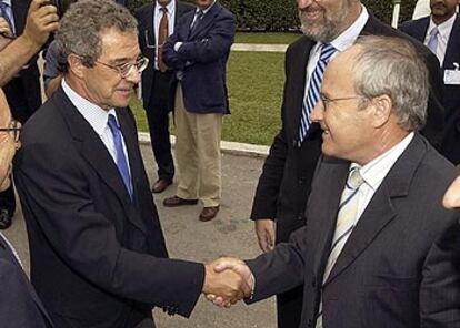 El ministro José Montilla (derecha) saluda al presidente de Telefónica, César Alierta, ayer en Santander.