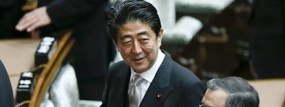 El primer ministro japon&eacute;s, Shinzo Abe (centro), conversa con el ministro de Econom&iacute;a, Comercio e Industria, Yoichi Miyazawa (derecha).