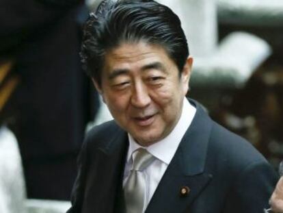 El primer ministro japon&eacute;s, Shinzo Abe (centro), conversa con el ministro de Econom&iacute;a, Comercio e Industria, Yoichi Miyazawa (derecha).