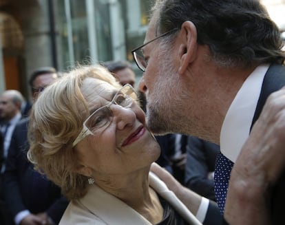 Carmena saluda a Rajoy durante la recepci&oacute;n del 2 de mayo. 