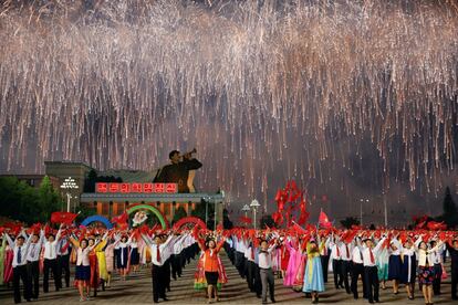 En la imagen, una serie de fuegos artificiales estallan sobre los participantes en un baile en la principal plaza ceremonial de Pyongyang, un día después de que el Partido de los Trabajadores de Corea concluyera su primer congreso en 36 años, en Pyongyang (Corea del Norte), el 10 de mayo de 2016.