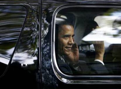 El demócrata Barack Obama saluda desde un coche a varios ciudadanos tras haber depositado su voto en un colegio electoral cercano a su casa, en Chicago (Illinois).