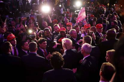 Votantes republicanos celebran la victoria junto a su candidato, Donald Trump, durante la noche electoral en la ciudad de Nueva York.