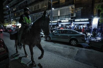 Los policías a caballo también patrullan los bares y establecimientos cercanos al estadio antes y durante el partido.