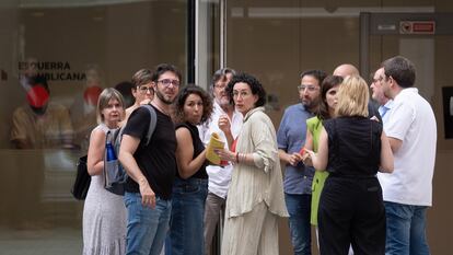 La secretaria general de ERC Marta Rovira (c), durante un descanso de la reunión, en la sede de ERC, con otros miembros de la ejecutiva.