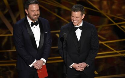 Los actores Ben Affleck y Matt Damon en los Oscar 2017.
