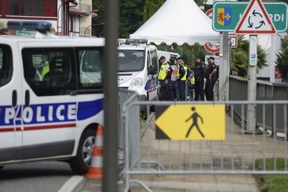 Unidades especiales de la policía española y francesa revisan los documentos que portan quienes pasan de España a Francia.