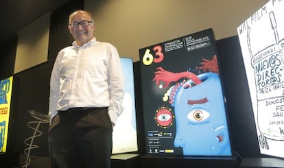 José Luis Rebordinos, director del Festival de Cine de San Sebastián, posa junto a los carteles del certamen de 2015.