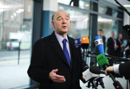 El ministro de Finanzas francés, Pierre Moscovici, atiende a la prensa durante su participación en una reunión informal de ministros de Economía y Finanzas de la Unión Europea en Dublín (Irlanda).