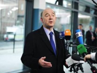 El ministro de Finanzas francés, Pierre Moscovici, atiende a la prensa durante su participación en una reunión informal de ministros de Economía y Finanzas de la Unión Europea en Dublín (Irlanda).