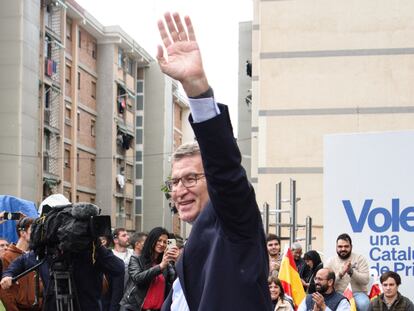 El líder del PP, Alberto Núñez Feijóo, en Cornellá en la campaña de las elecciones catalanas