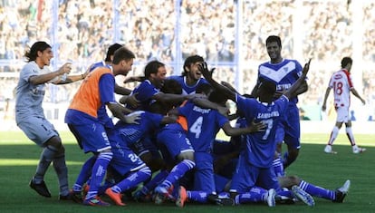 Los jugadores del Vélez celebran el título.