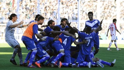 Los jugadores del V&eacute;lez celebran el t&iacute;tulo.