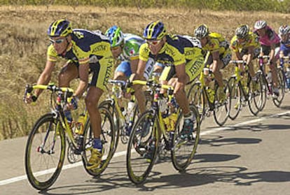 Los componentes del equipo Festina, ayer, en un momento de  la etapa entre  Logroño y Zaragoza.