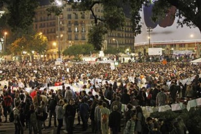 Varios miles de personas se concentraron ayer en la segunda cacerolada que se celebra en la plaza de Catalunya esta semana.