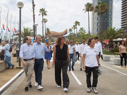 De izquierda a derecha, Jordi Giró, presidente de le Asociación de Vecinos de la Vila Olímpica, Jaume Collboni, alcalde de Barcelona, la teniente de alcalde, Laia Bonet y Mónica Azón, y seleccionadora española femenina de la Copa America, este domingo, tras el acto de reapertura.