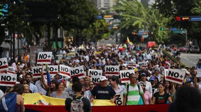 Opositores venezolanos participan en una manifestación, este miércoles en Caracas.