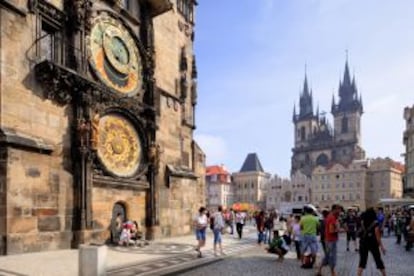 El reloj astronómico del ayuntamiento de Praga, en la plaza de la Ciudad Vieja, con la iglesia de Santa María del Tyn al fondo.