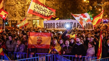 Manifestación contra la amnistía frente a la sede del PSOE, este miércoles.