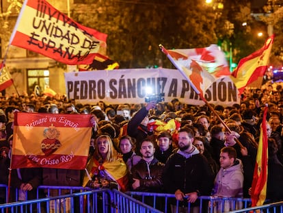 Manifestación contra la amnistía frente a la sede del PSOE, este miércoles.