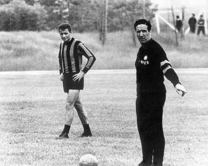 El técnico del Inter, Helenio Herrera, en un entrenamiento previo a la final de la Copa de Europa de 1964 que enfrentaría a su equipo con el Real Madrid. Los italianos acabaron venciendo a los blancos (3-1) y se llevaron el torneo.