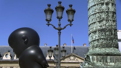 Detalle de una de las doce esculturas monumentales de bronce del artista chino Li Chen, que componen la exposición dedicada a el escultor chino y que se podrá contemplar hasta el próximo 29 de septiembre en la exclusiva plaza Vêndome de París.