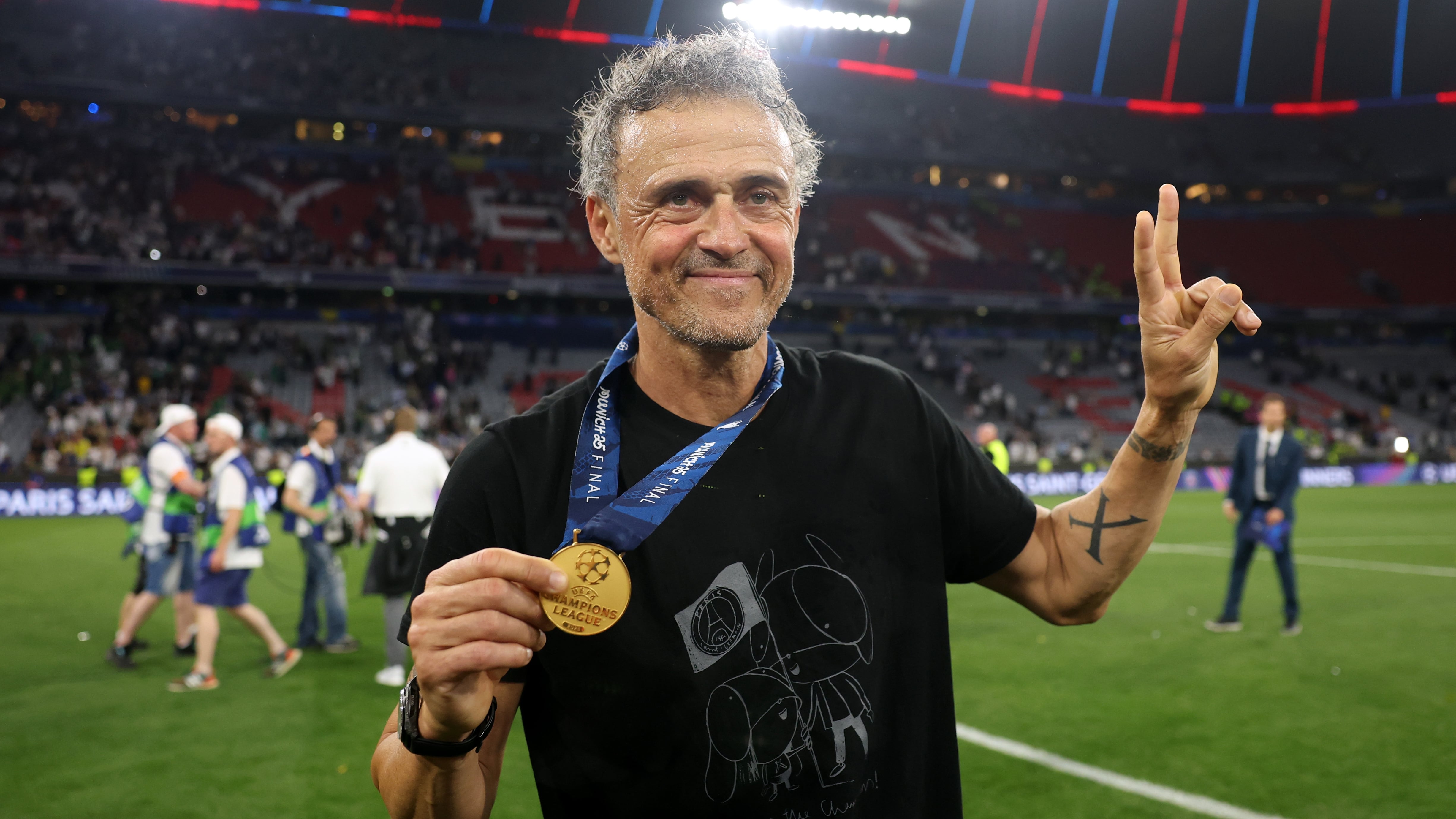 Luis Enrique celebra la Champions con el PSG con una camiseta en la que recuerda a su hija Xana