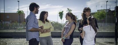Zaida, de espaldas, habla con Ángela Romero mientras Javier Cuenca y Raquel Gamero atienden a su madre (centro) en Palmete.