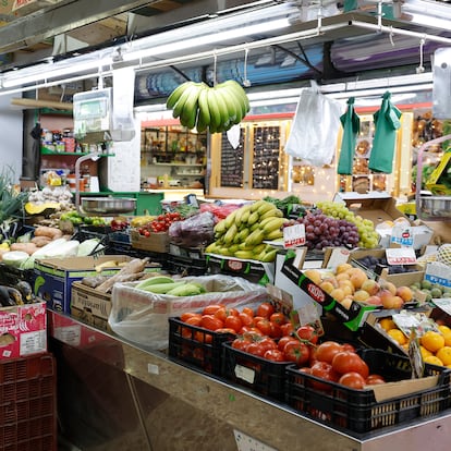 MADRID, 13/08/2024.- Un puesto de verduras y frutas en un mercado de Madrid este martes. El índice de precios de consumo (IPC) se moderó en julio hasta el 2,8 % interanual, seis décimas menos que el mes anterior, por el abaratamiento de la electricidad, mientras que la inflación de los alimentos se recortó 1,1 puntos, hasta el 3,1 %, la menor tasa en casi tres años. EFE/ J.P.Gandul
