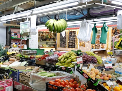 MADRID, 13/08/2024.- Un puesto de verduras y frutas en un mercado de Madrid este martes. El índice de precios de consumo (IPC) se moderó en julio hasta el 2,8 % interanual, seis décimas menos que el mes anterior, por el abaratamiento de la electricidad, mientras que la inflación de los alimentos se recortó 1,1 puntos, hasta el 3,1 %, la menor tasa en casi tres años. EFE/ J.P.Gandul
